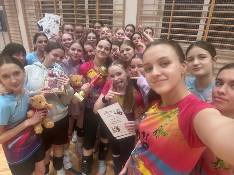 Złoto i srebro w Mikołajkowym Turnieju w Szynwałdzie! 🎅🏐